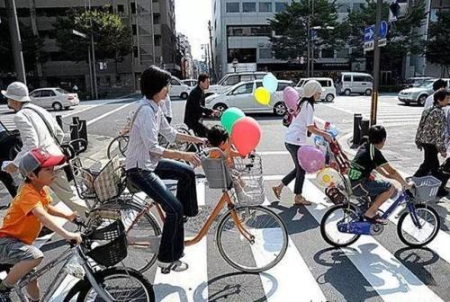 国产动画骑自行车视频,青春活力，畅游梦想天地